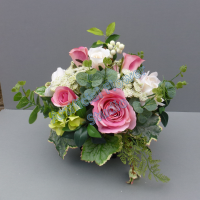 Centerpiece for wedding table with artificial cream & vintage pink roses